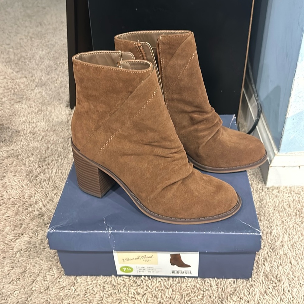 Women’s Universl thread bootie size 7.5
